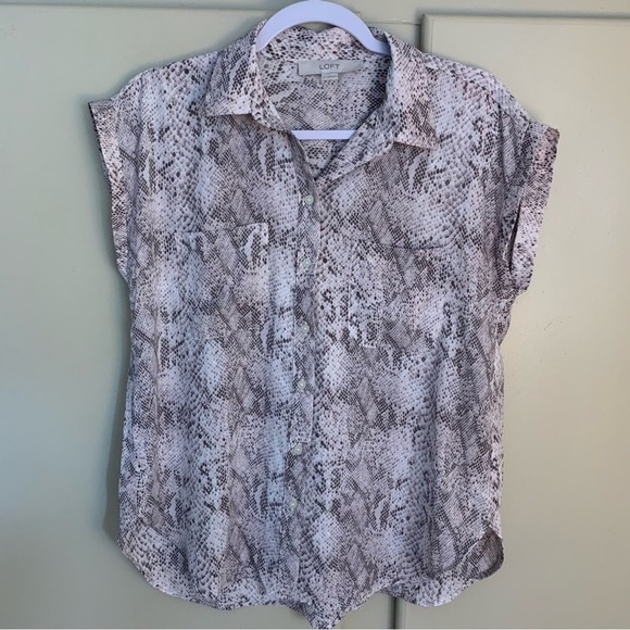 Loft Womens snake print short sleeve button up top Size small sleeveless blouse - Picture 3 of 11